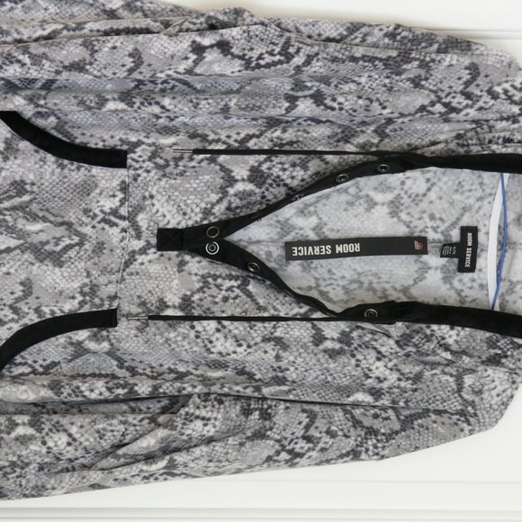 Nordstroms PJs Fleece XL Snake Print Onesie  Like New - Picture 7 of 11